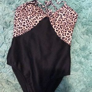 Woman’s one piece swimsuit (size) (small 3-5)